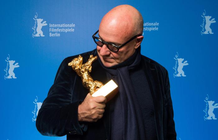 Gianfranco Rosi e la statuetta dell'Orso d'Oro vinto a Berlino con 'Fuocoammare' © ANSA/EPA